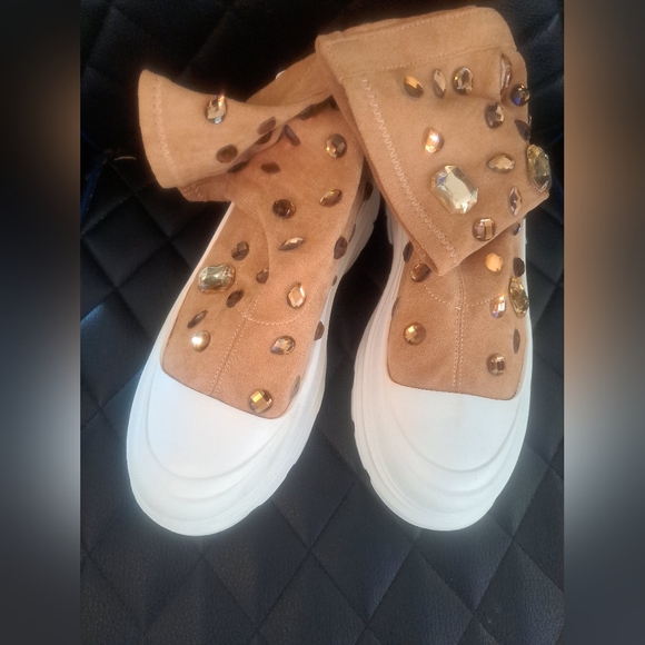 Cape ROBBIN Tan Chunky Rhinestone Booties - Size 8 - Picture 1 of 4